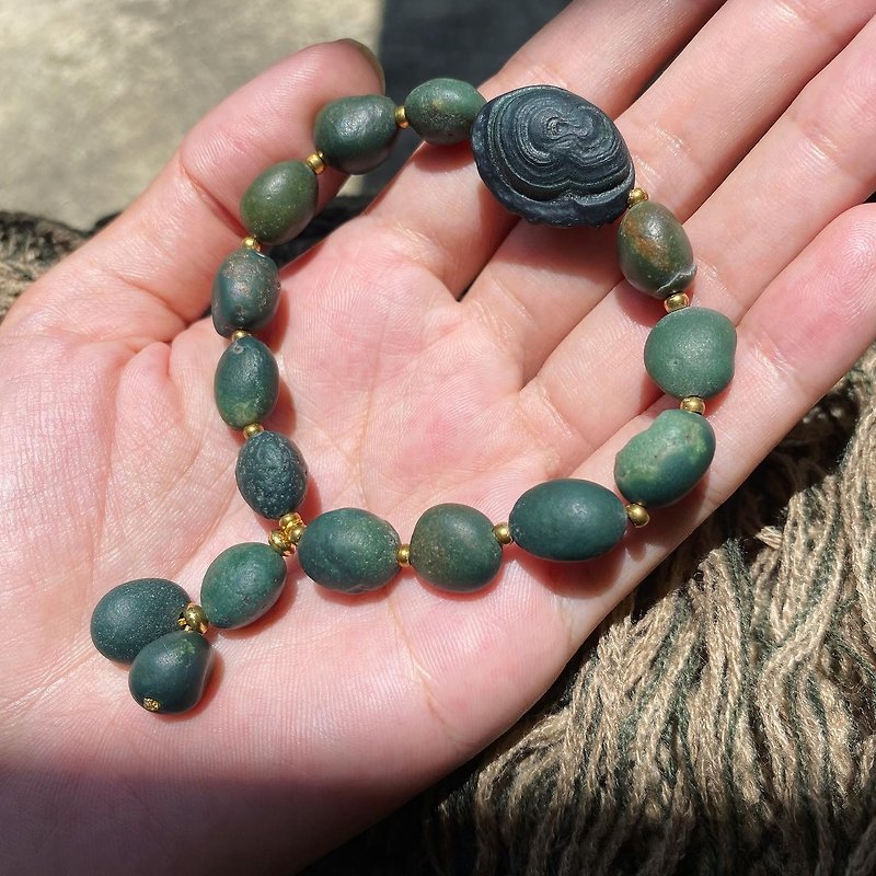【Lost and find】Natural stone simple dark green eye Stone bracelet - สร้อยข้อมือ - เครื่องเพชรพลอย สีเขียว
