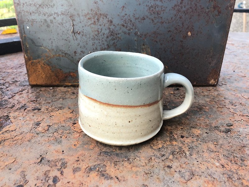 手作り陶器カップ稲荷白×炭青磁優しい2色のガスカップ - 花瓶・植木鉢 - 陶器 カーキ