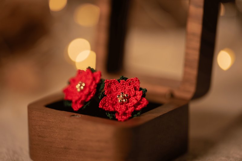 【聖誕花】 耳環 微鉤 交換禮物 花 聖誕節 耳夾 手作 聖誕紅 - 耳環/耳夾/耳骨夾 - 繡線 紅色