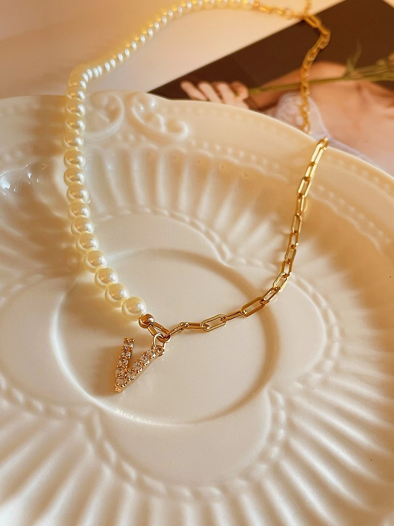 Gigi 26字母可訂製 鎖骨鏈 半珠半鏈 珍珠飾品 珍珠項鍊 - 項鍊 - 貴金屬 金色