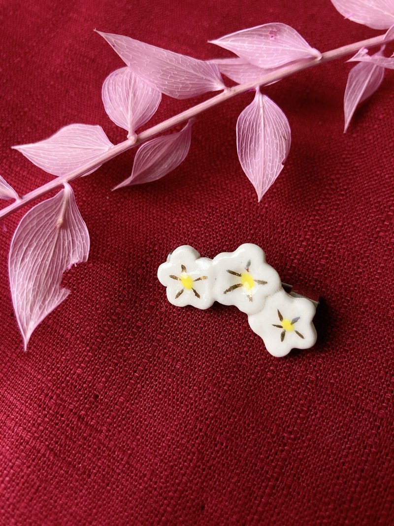 The Station -*Three Flowers*Ceramic Pin - เข็มกลัด - เครื่องลายคราม ขาว