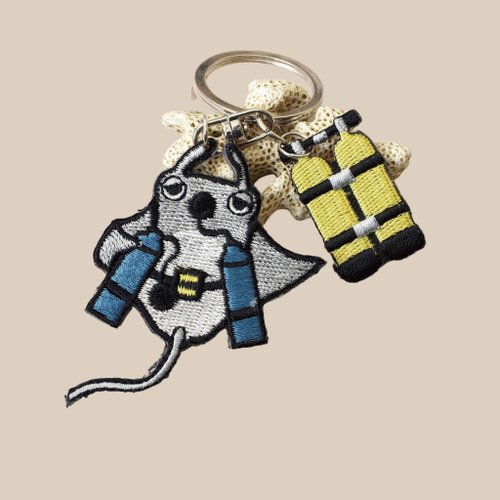 FingerStitch海洋刺繡工作室 鬼蝠魟側掛潛水員/雙面刺繡鑰匙圈