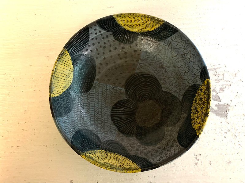 flower. Patterned pottery disc-deep dish_pottery plate - จานและถาด - ดินเผา สีเทา