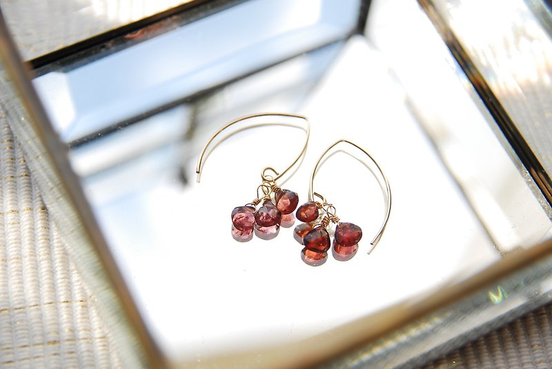 3 drops of Marx Hooke pierced earring of a small garnet  14kgf - Earrings & Clip-ons - Gemstone Red