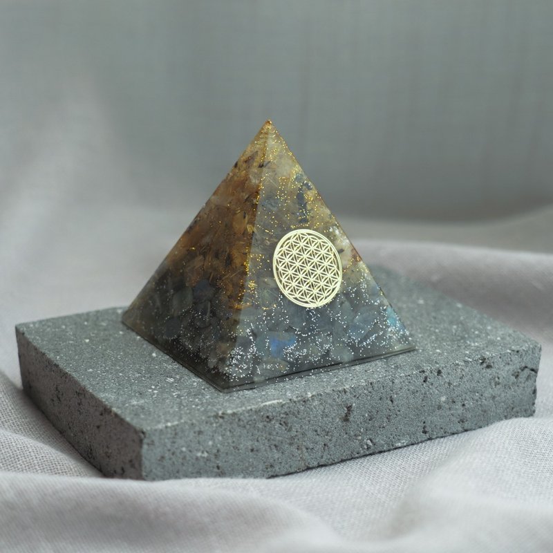 【金髮晶、拉長石】奧根水晶能量金字塔Orgonite 6x6 cm - 擺飾/家飾品 - 水晶 多色