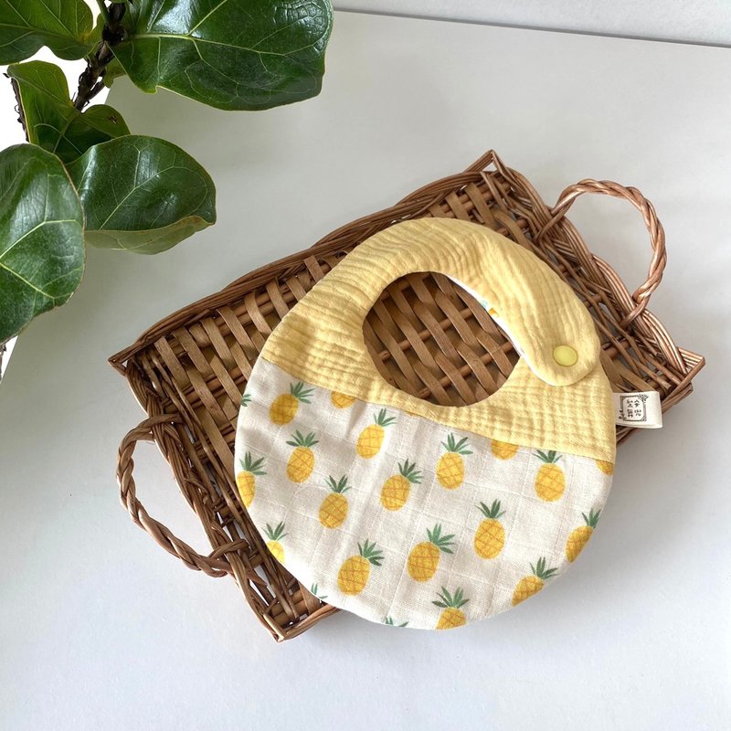 Want Want Pineapple l Natural dyeing l Handmade 8-layer yarn bib saliva towel - ผ้ากันเปื้อน - ผ้าฝ้าย/ผ้าลินิน 