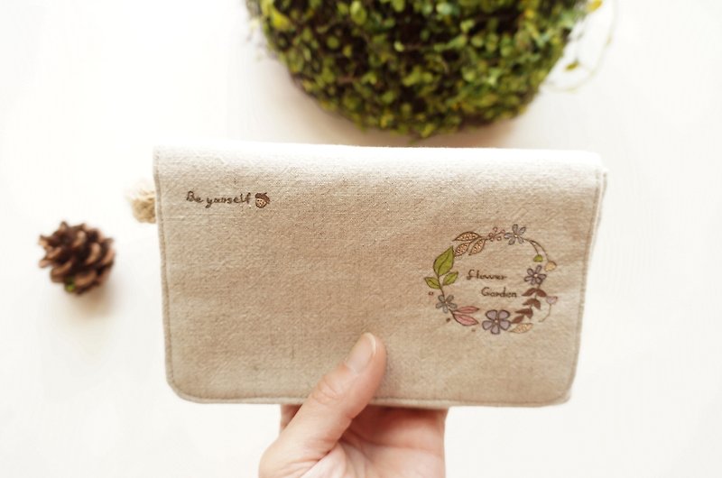 Hand drawn forest wreath mobile phone outing package - กระเป๋าถือ - ผ้าฝ้าย/ผ้าลินิน 