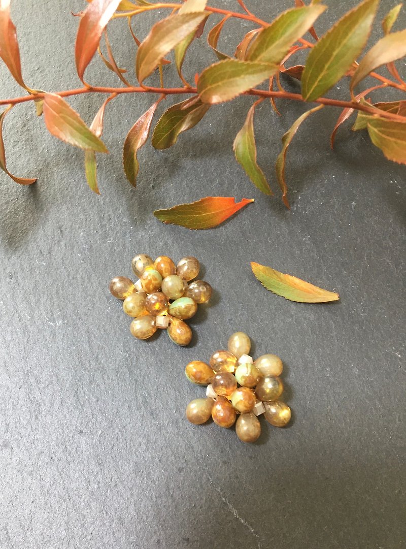 Autumn color glass bead flower earrings - Earrings & Clip-ons - Glass Khaki