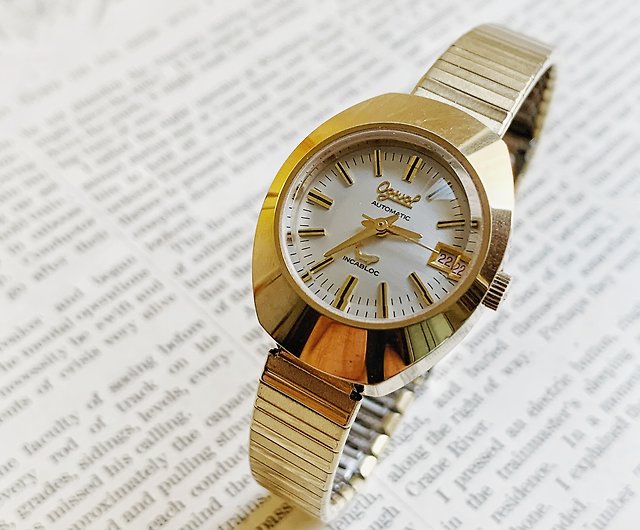 ogivalの時計ですogival　ゴールド　腕時計