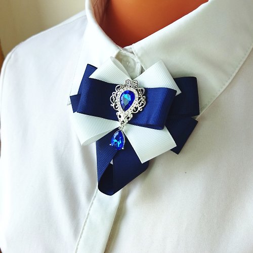 Alternative Crochet Boutique 女士領結。 藍色白領蝴蝶結胸針。 帶藍水晶的領結別針。