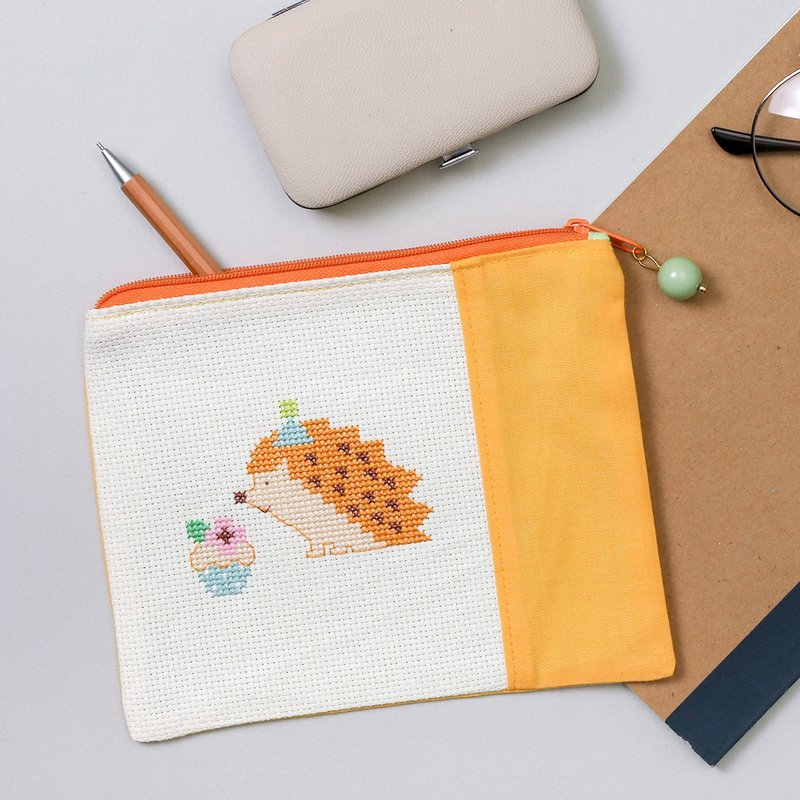 【Hedgehog】Zipper Pouch - Cross Stitch Kit | Xiu Crafts - เย็บปัก/ถักทอ/ใยขนแกะ - ผ้าฝ้าย/ผ้าลินิน สีส้ม