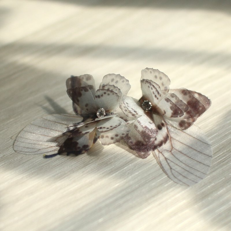 不對稱蝴蝶耳環一對&水鑽925銀耳針 pierced or clip-on earring - 耳環/耳夾/耳骨夾 - 絲．絹 灰色