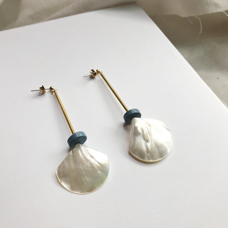 扇形貝殼陶製扁珠配搭黃銅長耳環 - 耳環/耳夾 - 寶石 白色