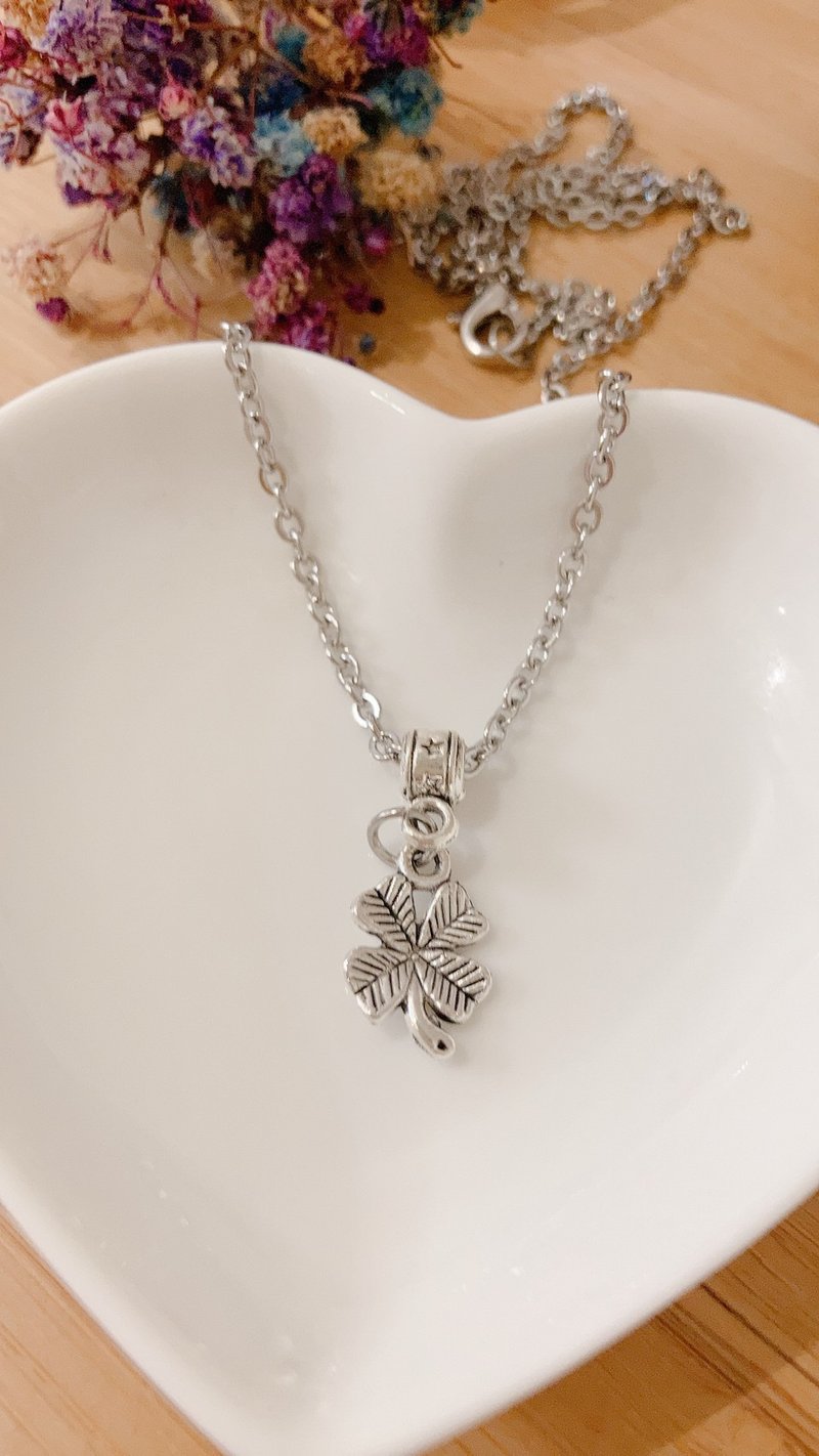 Angel's Blessing Necklace (Clover) - สร้อยคอ - โลหะ 