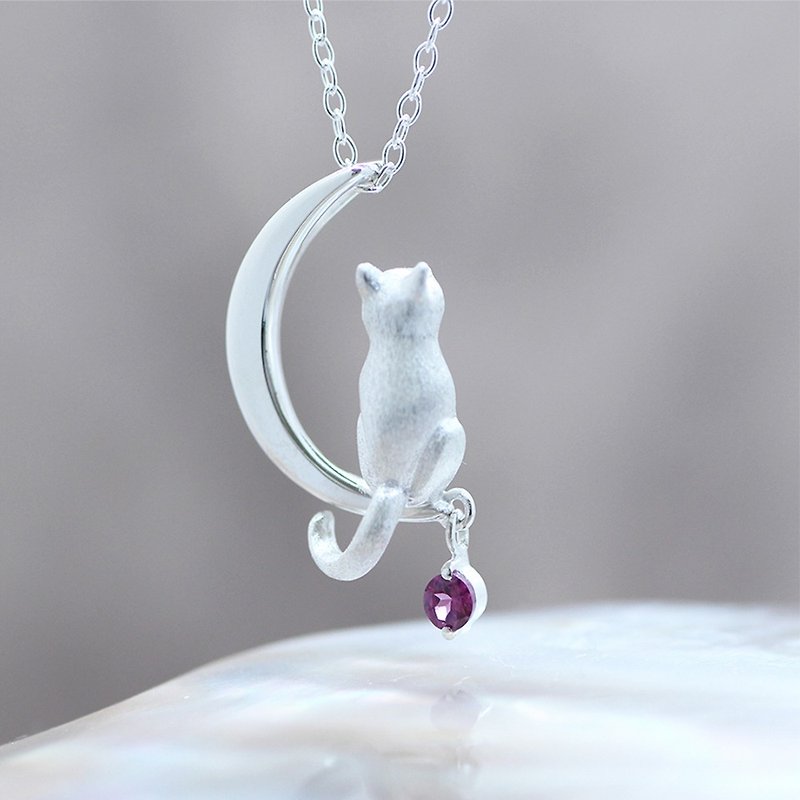A kitten sitting on the moon (rhodolite garnet) / silver pendant /Silver925 - Necklaces - Sterling Silver Silver