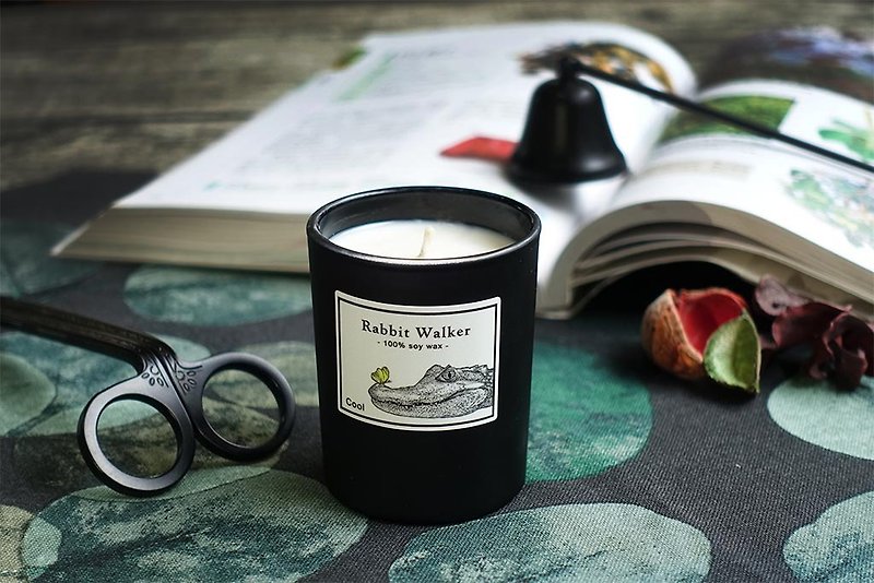 Crocodile's Tears-Scented Candle (Wooden Eucalyptus) - Insect Repellent - Wax Black