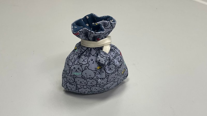 Mini Drawstring Pouch with Bottom - Gray Blue Cat - อื่นๆ - ผ้าฝ้าย/ผ้าลินิน สีน้ำเงิน