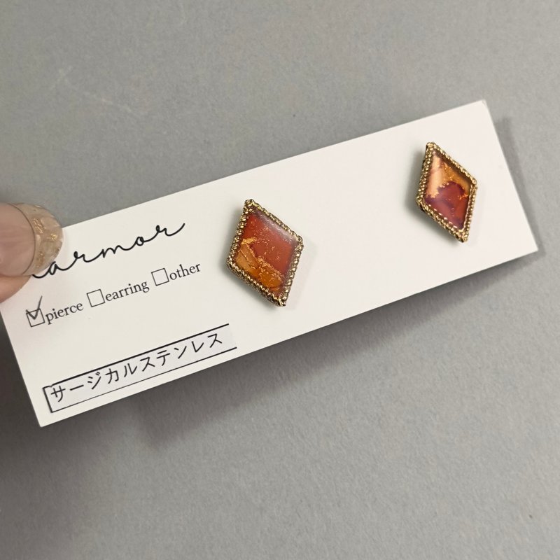 【限量一件】酒精墨水藝術 橘色菱形鑽石造型耳環 (醫療級鋼) - 耳環/耳夾/耳骨夾 - 樹脂 橘色