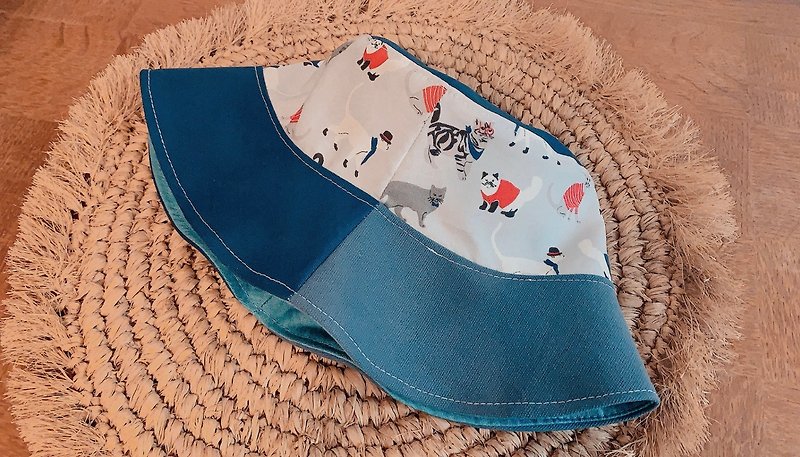 Personalized gentleman cat double-sided fisherman hat - หมวก - ผ้าฝ้าย/ผ้าลินิน สีน้ำเงิน