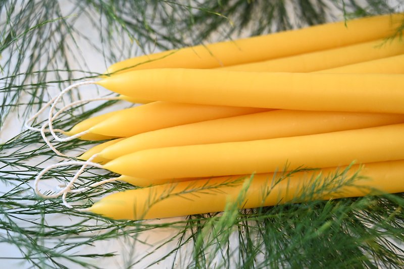 Beeswax candles/hands dipped in beeswax/celebration long candles a pair of 2 - เทียน/เชิงเทียน - ขี้ผึ้ง สีเหลือง