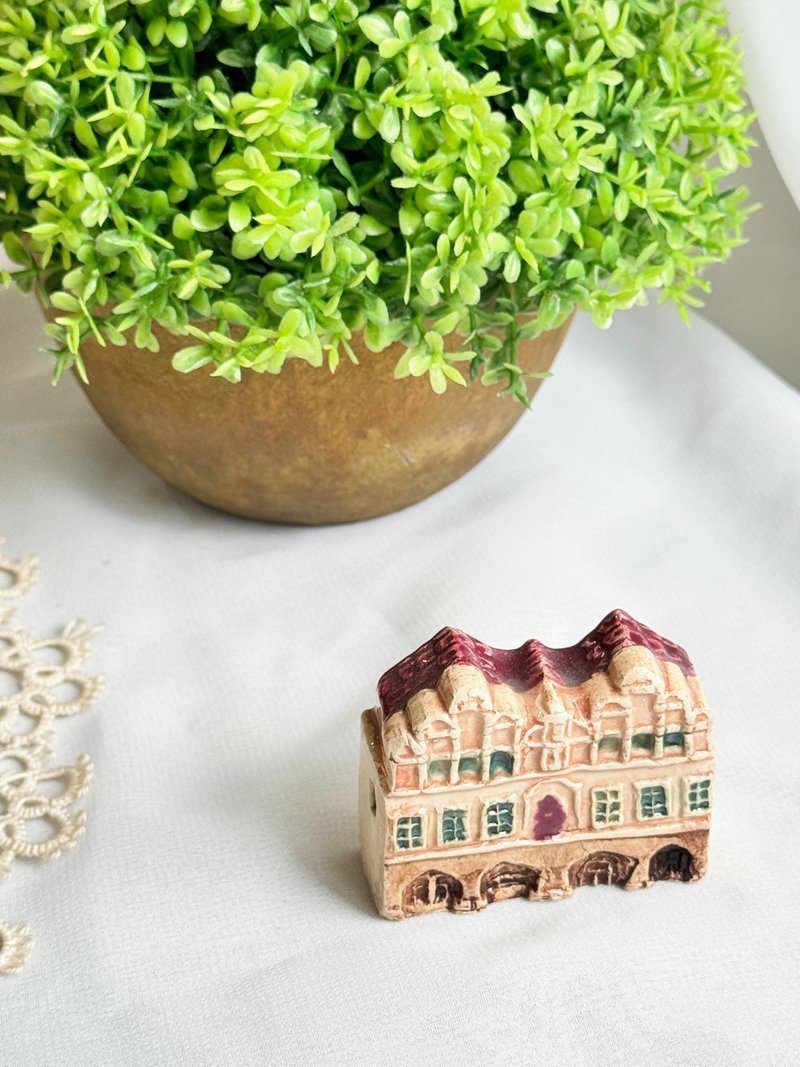 [Good Day Fetish] Vintage/antique hand-made clay hut in Prague, Czech Republic - Items for Display - Pottery Pink