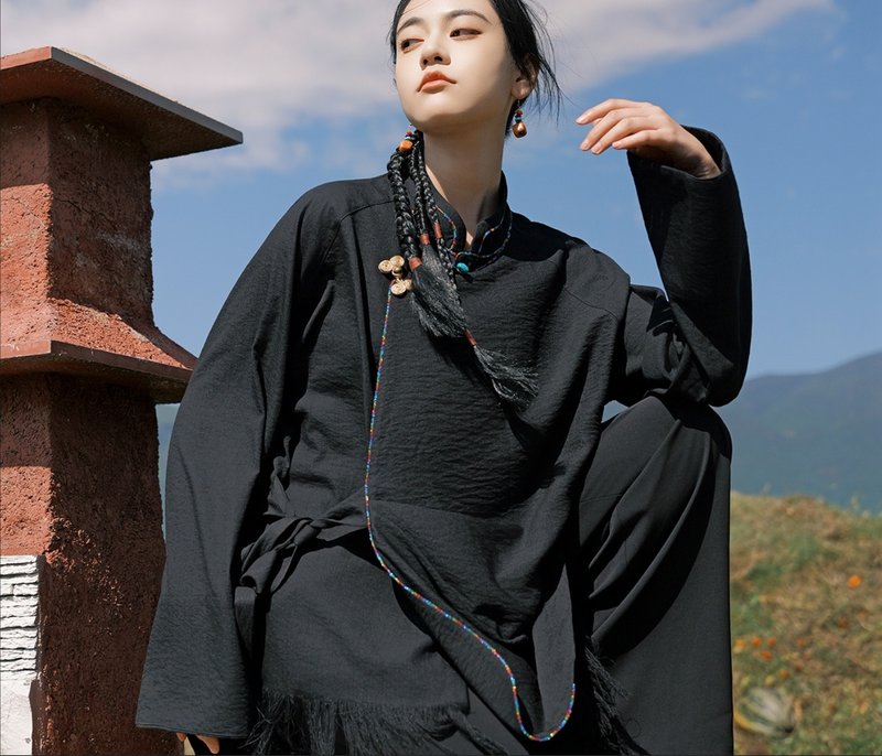 新中式復古藏裝 流蘇邊飄帶側扣不規則上衣 - 女上衣/長袖上衣 - 其他材質 黑色