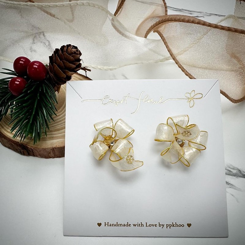 Small snowflake bow earrings - ต่างหู - เรซิน สีทอง