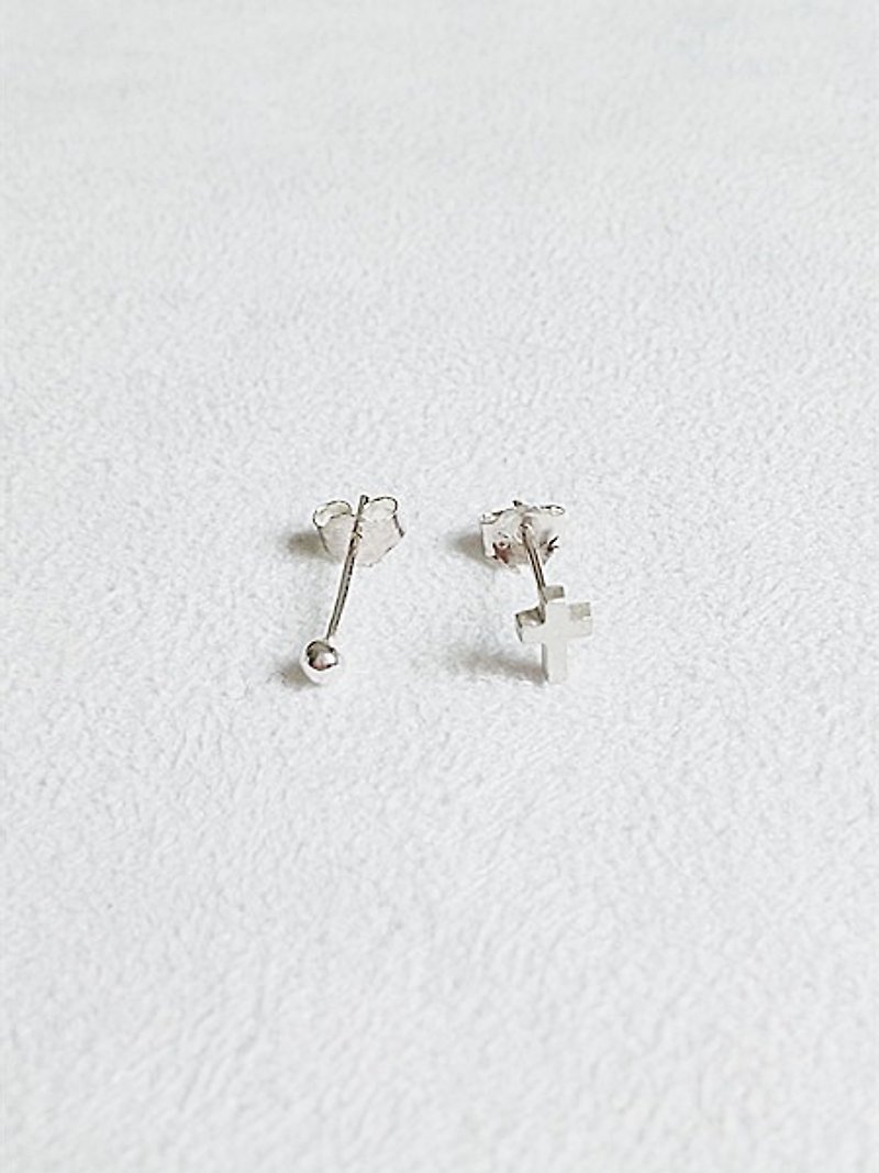 Cross/Earrings/Beads/Matte surface/Sterling Silver/By hand【ZHÀO】SZE1657 - ต่างหู - โลหะ สีเงิน