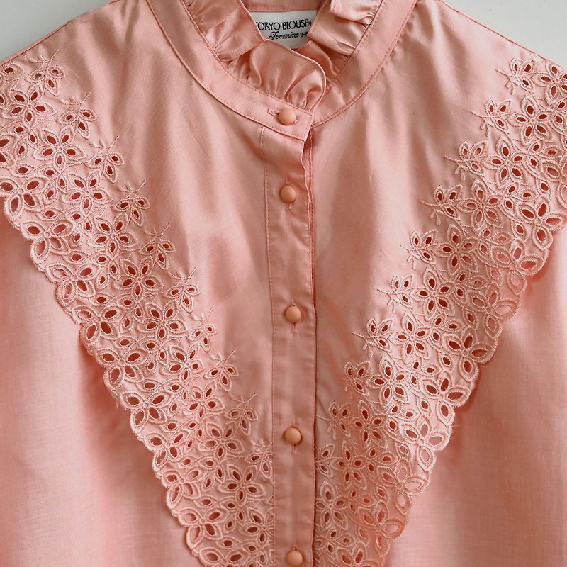 [Egg Plant Vintage] Cherry Blossom Wing Hollow Embroidery Vintage Shirt - เสื้อเชิ้ตผู้หญิง - ไฟเบอร์อื่นๆ สึชมพู