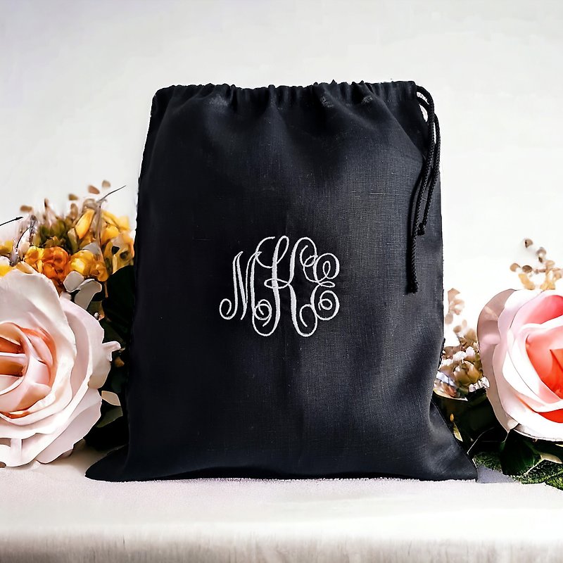 Wedding Bride shoe bag linen custom monogram embroidered, personalized gift bag - กระเป๋าหูรูด - ลินิน ขาว