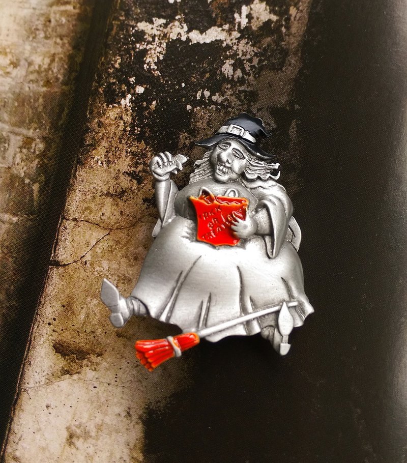 西洋のアンティークジュエリー。 JJ トリック オア トリート ファット ウィッチ ハロウィン ピン - ピンバッジ・ピンズ - 金属 ゴールド