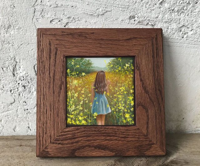 少女と花小さな油絵。黄色の草原の女性の肖像画小さなアートの