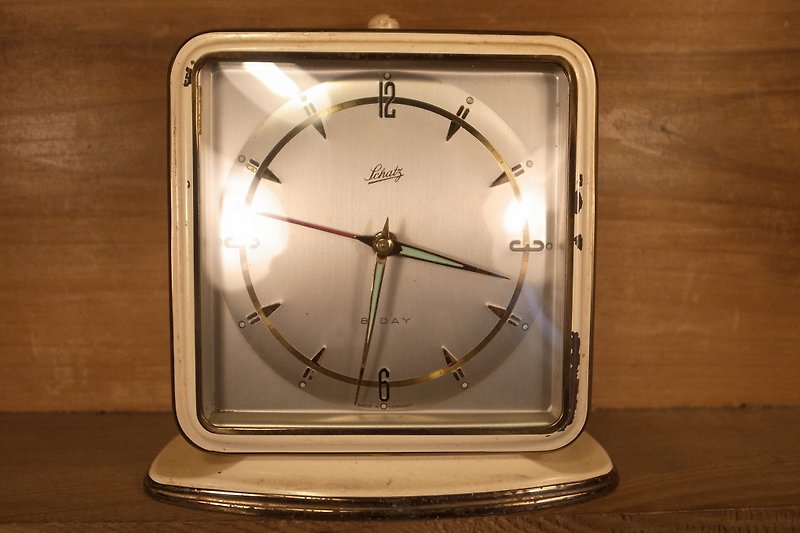 古いホワイト機械式目覚まし時計の骨シャッツメーターヴィンテージ - 時計 - 金属 ホワイト