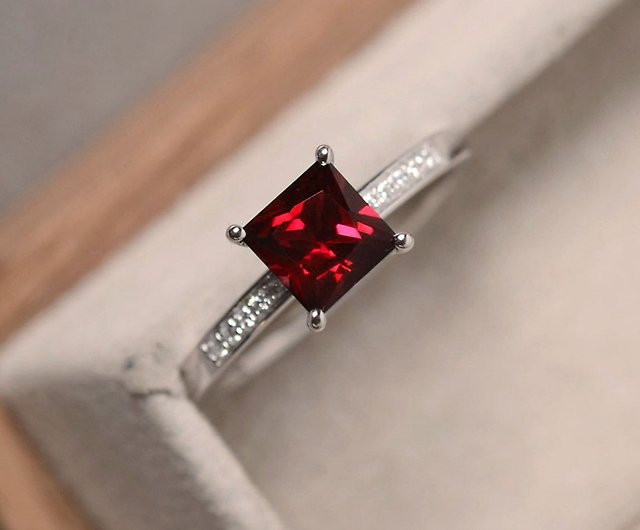 長方形の宝石リング、シルバー、美しい赤いルビー宝石、7 mm、純白のサラウンド、誕生日リング - ショップ homejewgem リング・指輪 -  Pinkoi