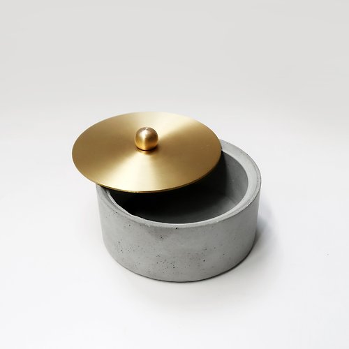 灰調｜MONOCHROME GOLDEN MOON 懸月 | 圓球黃銅水泥飾品收納盒・零錢盒・煙灰缸