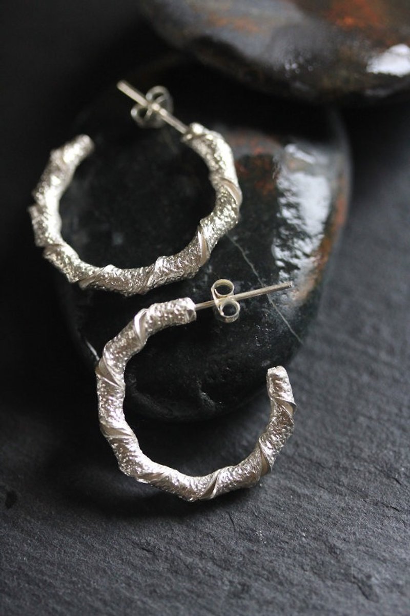 Handmade twisted leaf loop earrings with textured surface (E 0168) - Earrings & Clip-ons - Silver Silver