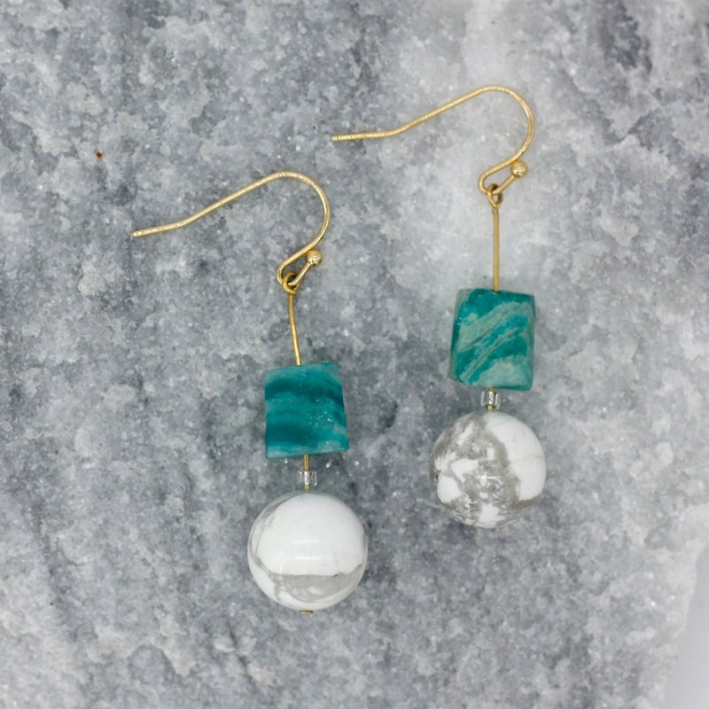 Emerald sky river stone earrings - 14k gold ear pin - ต่างหู - เครื่องเพชรพลอย สีเขียว
