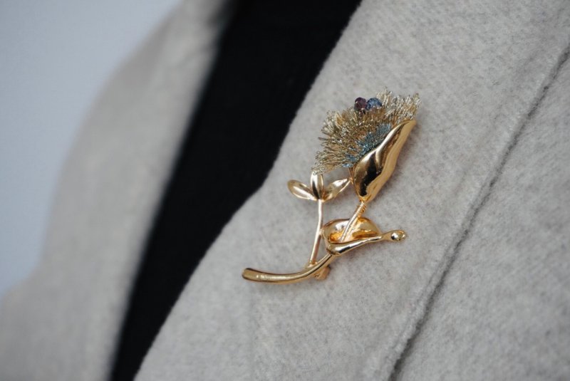[Autumn and winter new fashion] Yuansen hand-made golden silk swan flower elegant romantic intellectual embroidery brooch - Brooches - Thread Gold