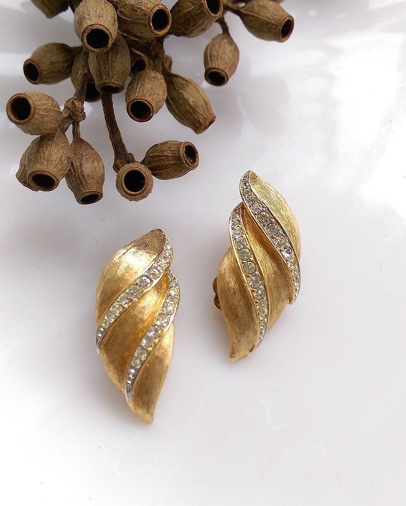 Western antique ornaments. KRAMER fine and elegant bright diamond clip earrings - ต่างหู - โลหะ สีทอง