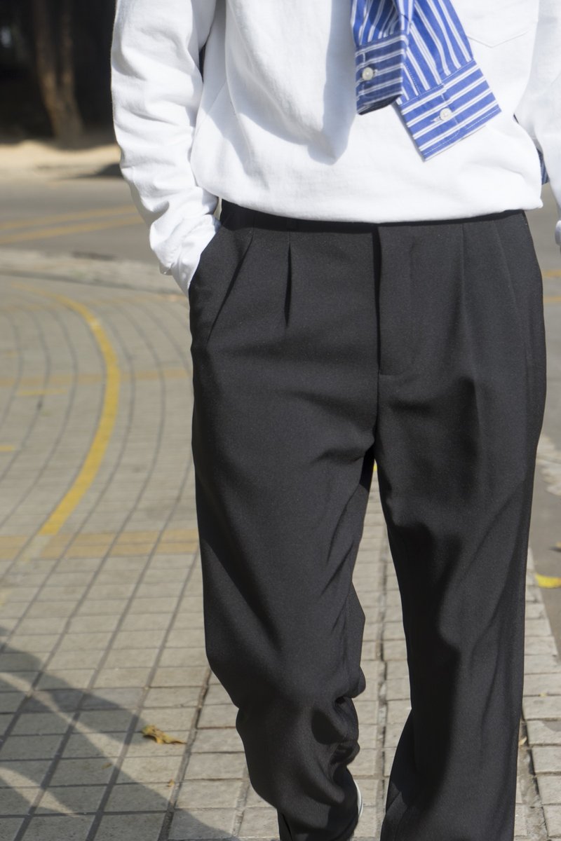 PANTS 日系搭配 雙褶寬松直筒西褲 黑色垂墜感長褲 休閒褲 - 男長褲/休閒褲 - 聚酯纖維 黑色