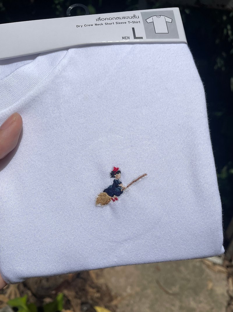 Custom Made - Minimal Hand embroidery T-shirt - 帽T/大學T - 棉．麻 白色