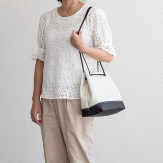 質感の良い配色のバケツバッグ 携帯用サイドバック兼用ホワイト×ブラック