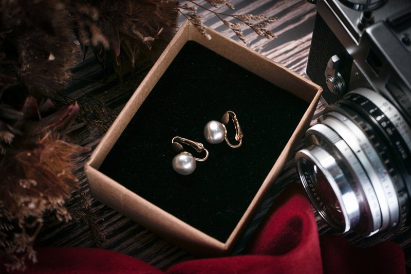 [Antique Jewelry / Old Western] VINTAGE American AVON Grey Pearl Simple Vintage Clip Earrings - Earrings & Clip-ons - Other Metals Silver
