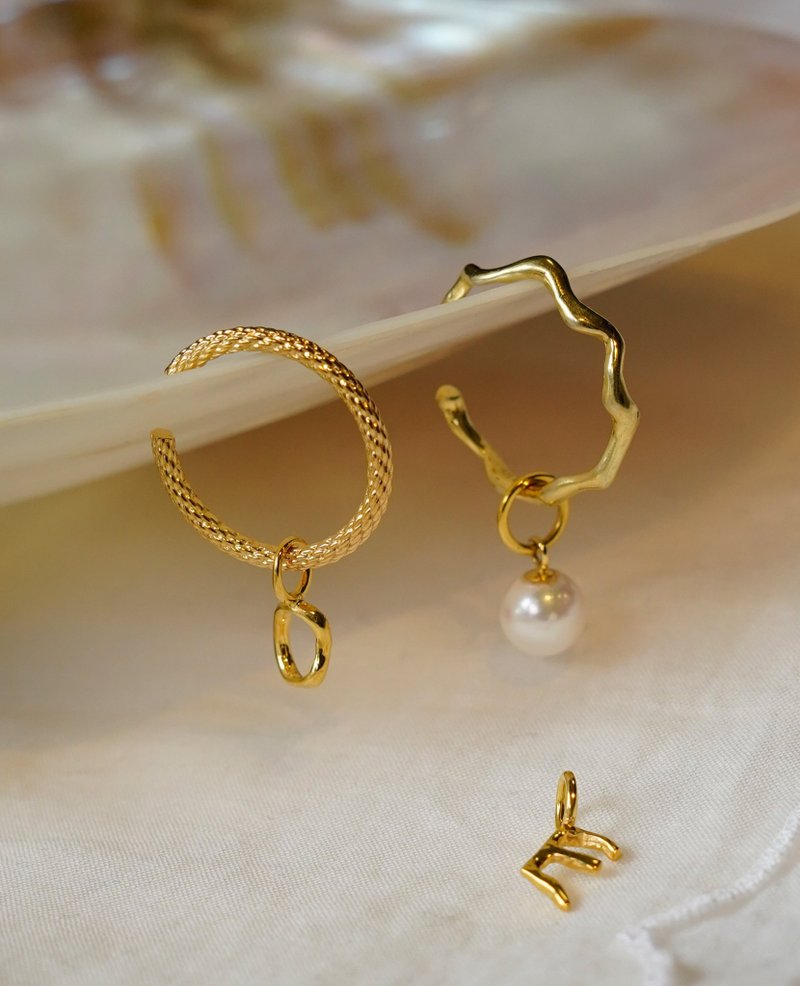 SV Initial Earcuff Ring - 耳環/耳夾/耳骨夾 - 其他金屬 金色