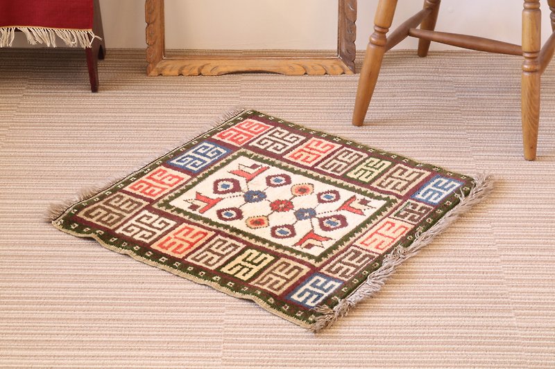 Handwoven wool carpet kilim traditional design Turkey 63 × 61cm - ผ้าห่ม - วัสดุอื่นๆ หลากหลายสี