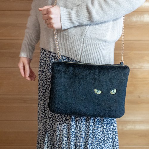 ブラックハート生地♡刺繍のショルダーバッグ♡個性的な黒猫ちゃん 黒猫ショルダーバッグ 猫の目刺繍 フェイクファー - ショップ
