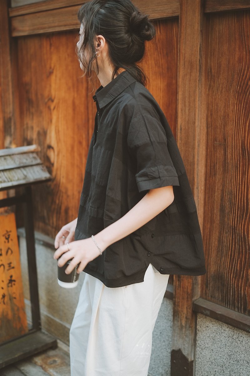 Azabu Juban POLO collar horizontal striped tailoring top - 2 colors - black - เสื้อเชิ้ตผู้หญิง - ผ้าฝ้าย/ผ้าลินิน สีดำ