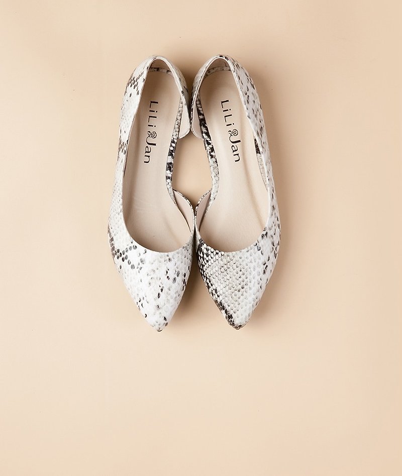 [Modern fashion] side hollow pointed flat shoes _ black and white snake pattern (only 25) - รองเท้าอ็อกฟอร์ดผู้หญิง - หนังแท้ สีใส