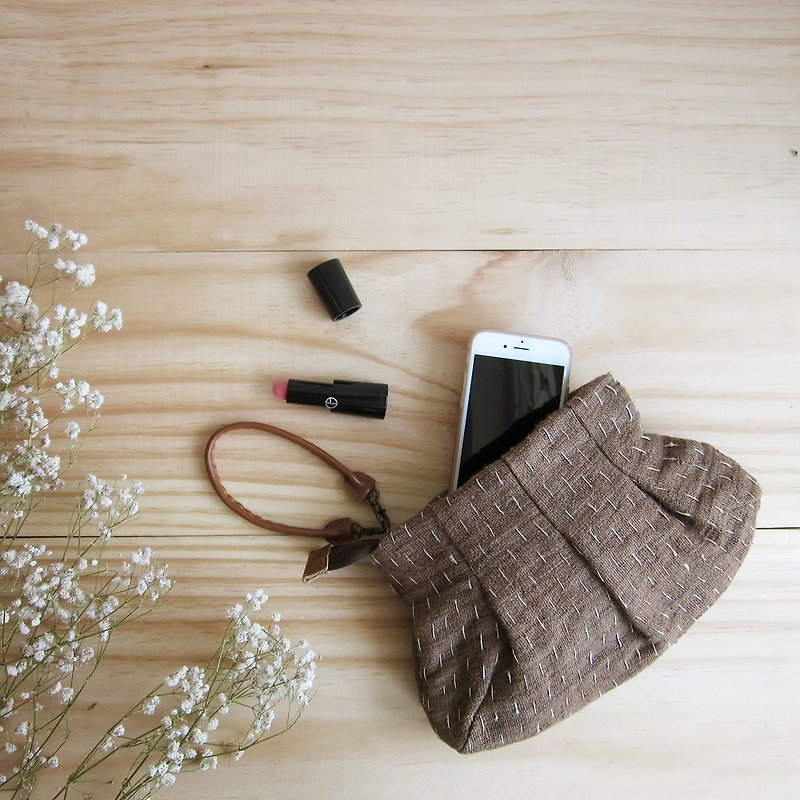 手工棉製可愛手拿包-天然植物染-棕色 - 手拿包 - 棉．麻 咖啡色