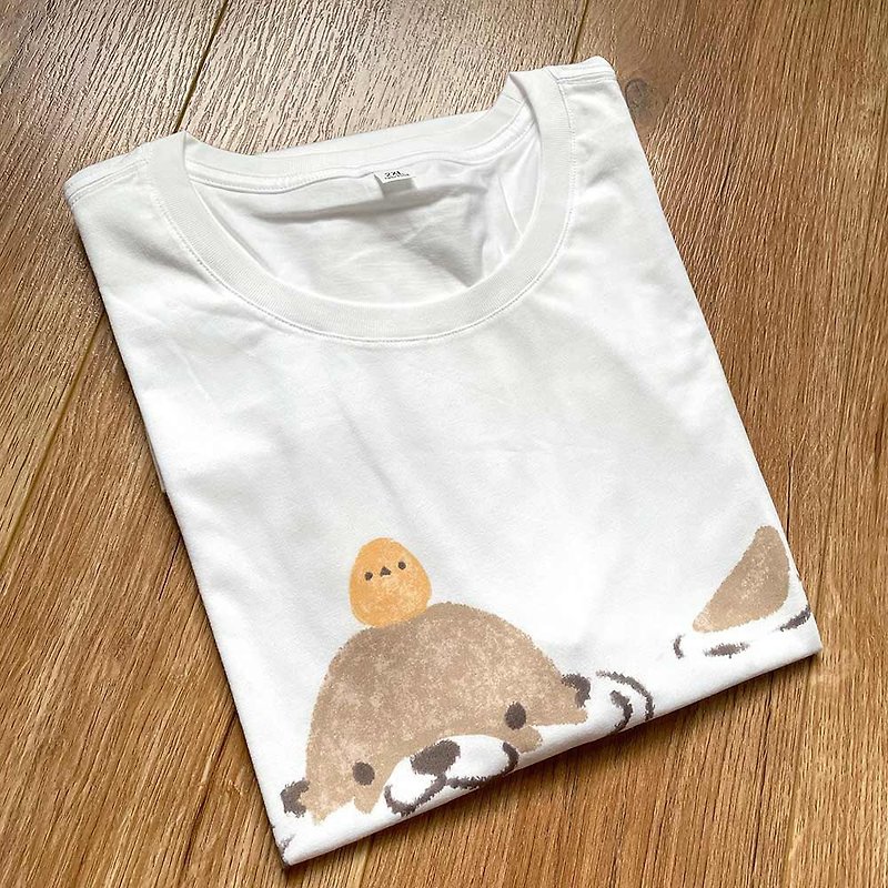 Cute otter and bird short sleeve T-shirt TEE - เสื้อฮู้ด - ผ้าฝ้าย/ผ้าลินิน ขาว